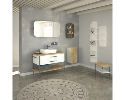 Helles Badezimmer mit Waschtisch, Spiegel, Regalen und rundem Teppich