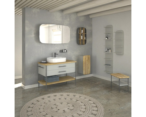 Badezimmer-Interieur mit Waschtisch, Spiegel, Regalen und rundem Teppich