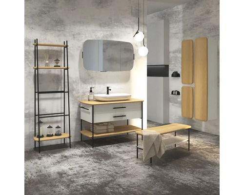 Modernes Badezimmer mit Waschtisch, Spiegel, Regal, Bank und dekorativen Elementen.