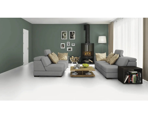 Wohnzimmer mit grauen Sofas, Kamin und Holztisch