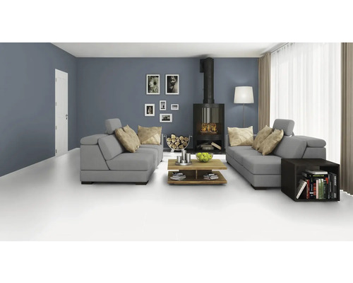 Wohnzimmer mit grauen Sofas, Kamin und Holztisch