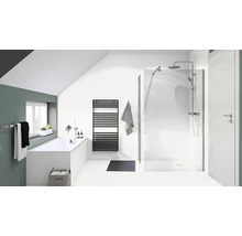 Helles Badezimmer mit Badewanne, Dusche und Heizkörper