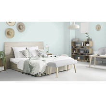 Helles Schlafzimmer mit Bett, Nachttisch, Regal und Sitzbank