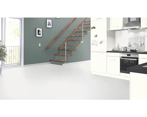 Heller Raum mit Treppe, Küche und großer Fensterfront