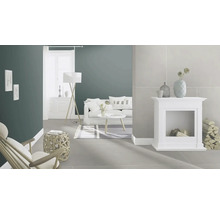 Wohnzimmer mit Sofa, Stehlampe und dekorativem Kamin
