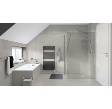 Badezimmer mit Badewanne, Duschkabine und Handtuchwärmer