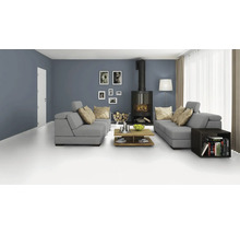 Modernes Wohnzimmer mit grauen Sofas, Kamin und Holztisch