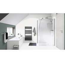 Badezimmer mit Badewanne, Dusche, Heizkörper und Accessoires unter Dachschräge