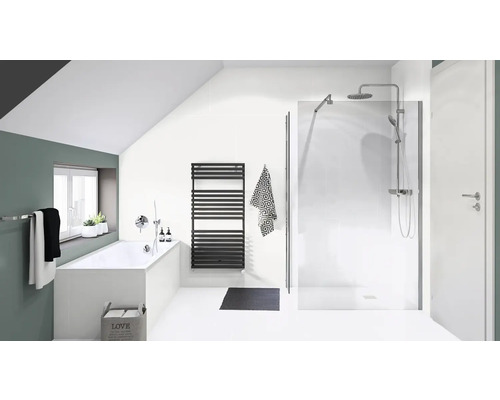 Badezimmer mit Badewanne, Dusche, Heizkörper und Accessoires unter Dachschräge