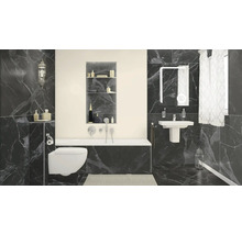 Modernes Badezimmer mit Toilette, Badewanne, Waschbecken und Spiegel vor Marmorfliesen