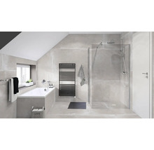 Badezimmer mit Badewanne, Dusche, Heizkörper und grauen Fliesen
