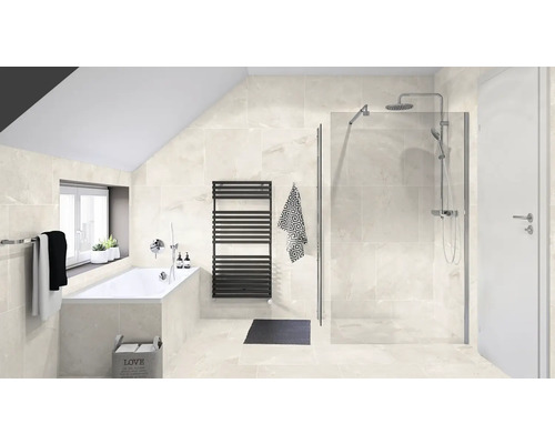 Badezimmer mit Badewanne, Dusche, Handtuchwärmer und hellen Fliesen