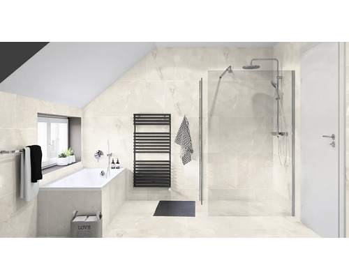 Badezimmer mit Badewanne, Dusche, Handtuchheizkörper und hellen Fliesen.