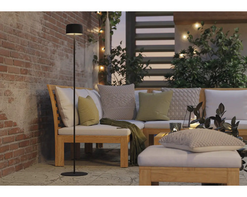 Außenbereich mit Gartenmöbeln und einer Stehleuchte