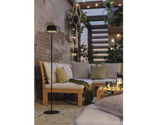 Außenbereich mit Stehlampe, Sitzgruppe und Pflanzen