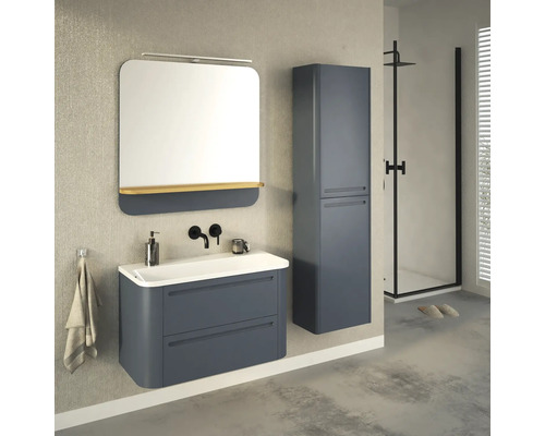 Badezimmer mit Waschbeckenunterschrank, Spiegelschrank und Hochschrank für ein organisiertes, helles Ambiente