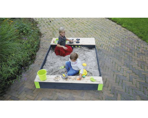 Sandkasten mit zwei spielenden Kindern im Garten
