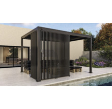 Pergola mit Lamellenwand und Sitzgelegenheiten im Gartenbereich