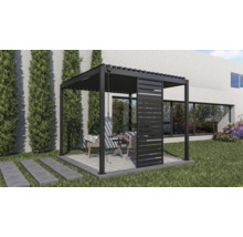 Pergola mit Lamellenwand im Garten mit Sitzgruppe.