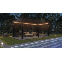 Beleuchtete Terrassenüberdachung mit Loungemöbeln neben dem Pool im Garten.
