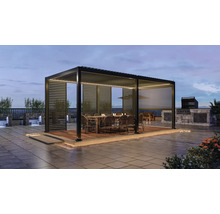 Pergola mit Lamellendach, Esstisch und Stühlen auf einer Terrasse mit Grill und Wasserspiel