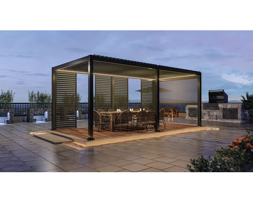 Pergola mit Lamellendach, Esstisch und Stühlen auf einer Terrasse mit Grill und Wasserspiel