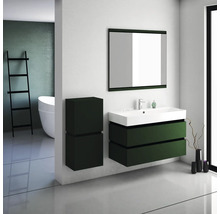 Badezimmer mit Waschbecken, Spiegel, Unterschrank und Regal