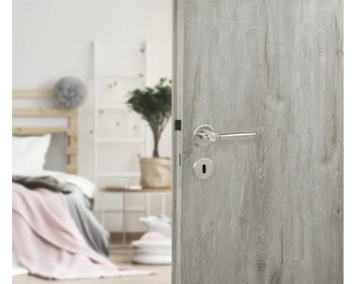 Graue Innentür mit silberfarbener Türklinke vor Schlafzimmer