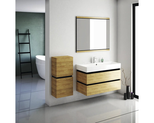 Badezimmer mit Waschtisch, Spiegelschrank und Hochschrank in Holzoptik