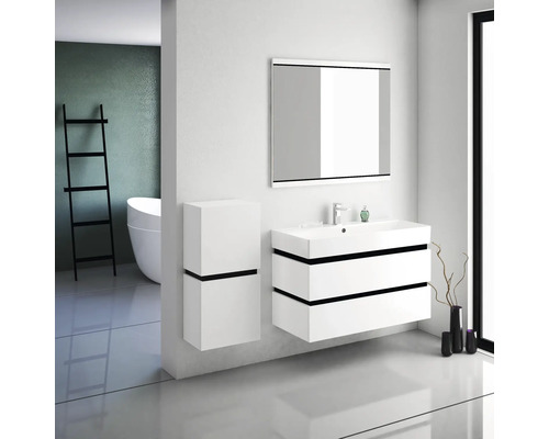 Badezimmer mit Waschtisch, Spiegelschrank und Hochschrank in Weiß