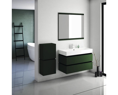 Badezimmer mit Waschtischunterschrank, Spiegelschrank und Hochschrank