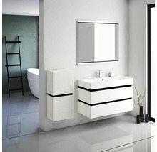 Modernes Badezimmer mit Waschtisch, Spiegel und Hochschrank