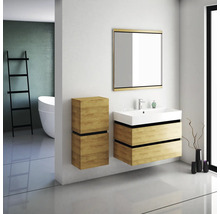 Helles Badezimmer mit Waschbeckenunterschrank, Spiegelschrank und Hochschrank aus Holz