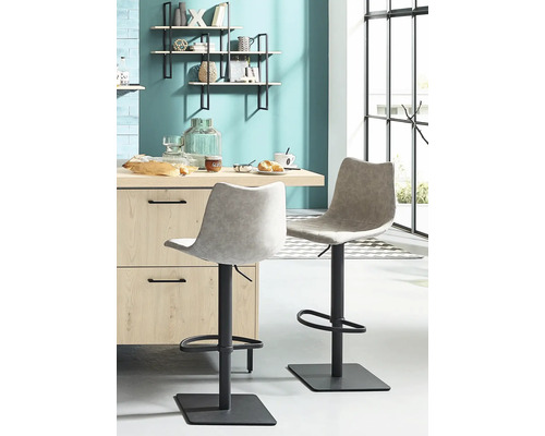 Zwei graue Barhocker mit Fußstütze und schwarzen Beinen stehen an einer Kücheninsel.