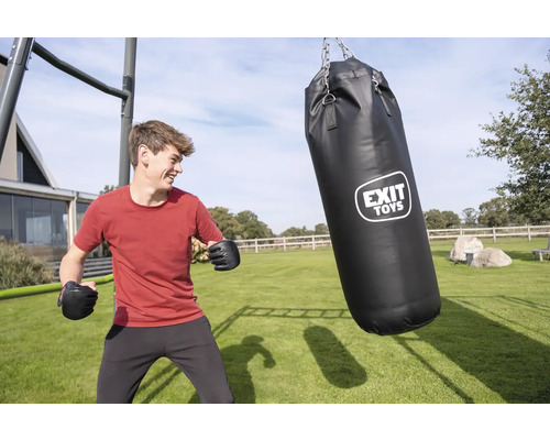 Mann mit Boxhandschuhen beim Training mit einem Boxsack von Exit Toys im Freien