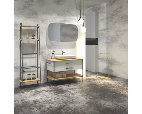 Badezimmer mit Waschtisch, Spiegel, Regal und Handtuchhalter