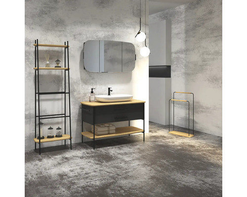 Badezimmer mit Waschtisch, Spiegelschrank, Regal und Handtuchhalter