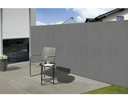 Sichtschutzzaun auf einer Terrasse mit Stuhl und Beistelltisch