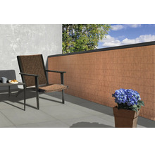 Balkonszene mit Sichtschutzwand, Stuhl, Tisch und Pflanze für den Außenbereich