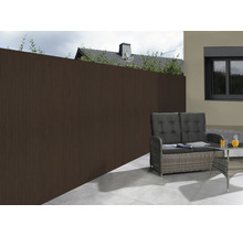 Terrasse mit Sichtschutzzaun, Lounge-Möbeln und Fliesenterrasse