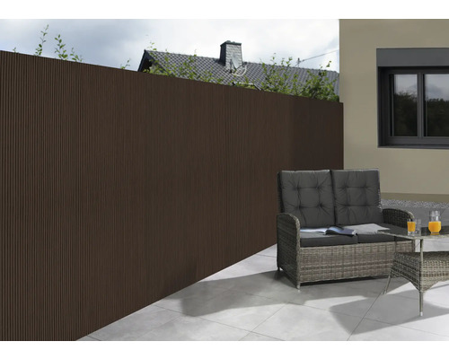 Terrasse mit Sichtschutzzaun, Lounge-Möbeln und Fliesenterrasse