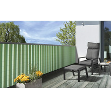 Balkon mit Sichtschutz, Stuhl und Tisch auf Holzterrasse