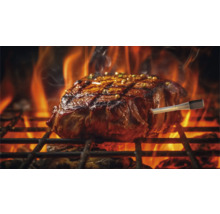 Ein Steak wird mit einem Grillthermometer auf einem Grill zubereitet