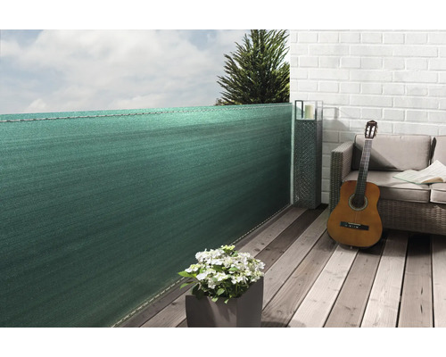 Balkonszene mit Sichtschutz, Pflanzkübel und Gitarre auf Holzboden