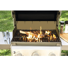 Grill mit T-Bone-Steak und Grillbesteck