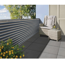 Balkon mit Sichtschutz, Rattanmöbeln und Zitronenbaum