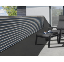 Balkonszene mit Sichtschutz, Liegestuhl und Beistelltisch