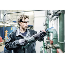 Handwerker beim Rohrsägen mit einer Metabo Säbelsäge in einer Werkstatt