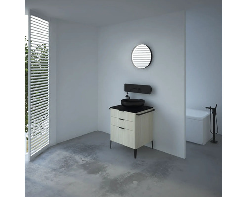 Modernes Badezimmer mit Waschtisch, Spiegel und Badewanne.