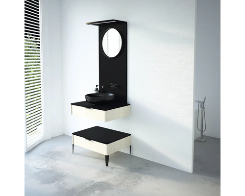 Modernes Badezimmer mit Waschtisch, Spiegel und Unterschrank in Schwarz und Holzoptik.